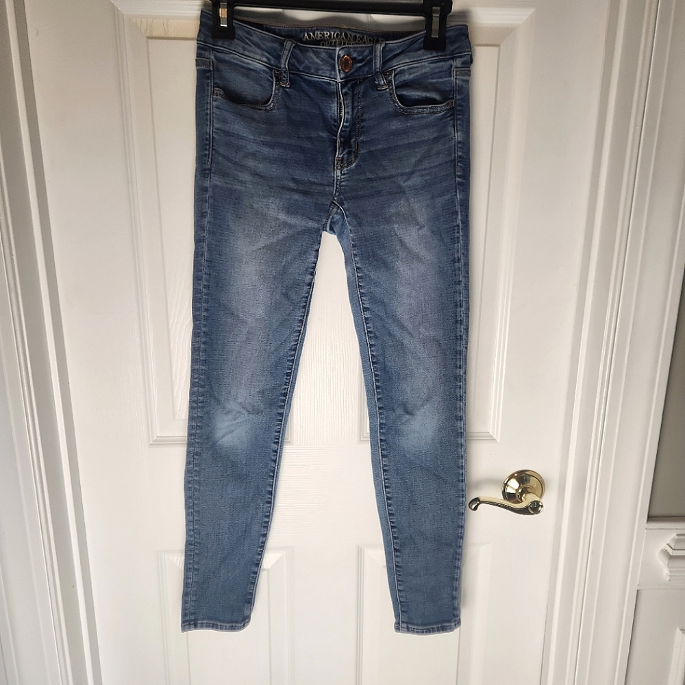AE Distressed blue jegging size 4